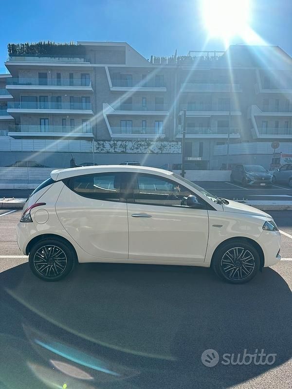 Usado Lancia Ypsilon 69 HP (50 kW) 2022 Citadino