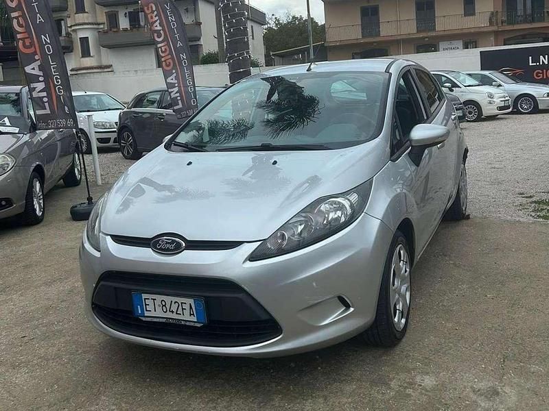 Grigio Usata 2013 Ford Fiesta Titanium Tre volumi | 4600 € (Buon prezzo) - Immagine 1/4