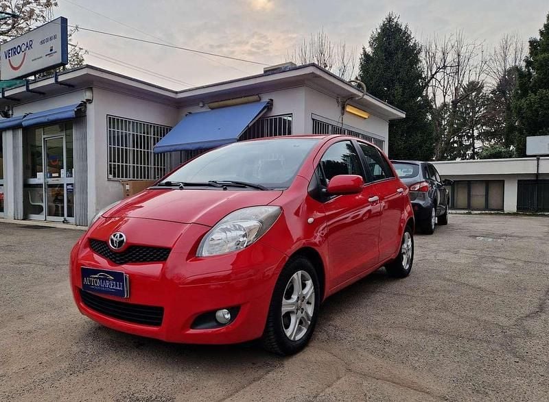 Usata Toyota Yaris Sol 101 CV (74 kW) 2011 Rosso Utilitaria