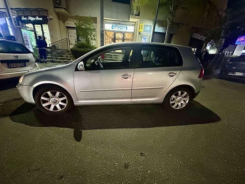 Usata VW Golf IV Sportline 140 CV (102 kW) 2005 Argento Berlina