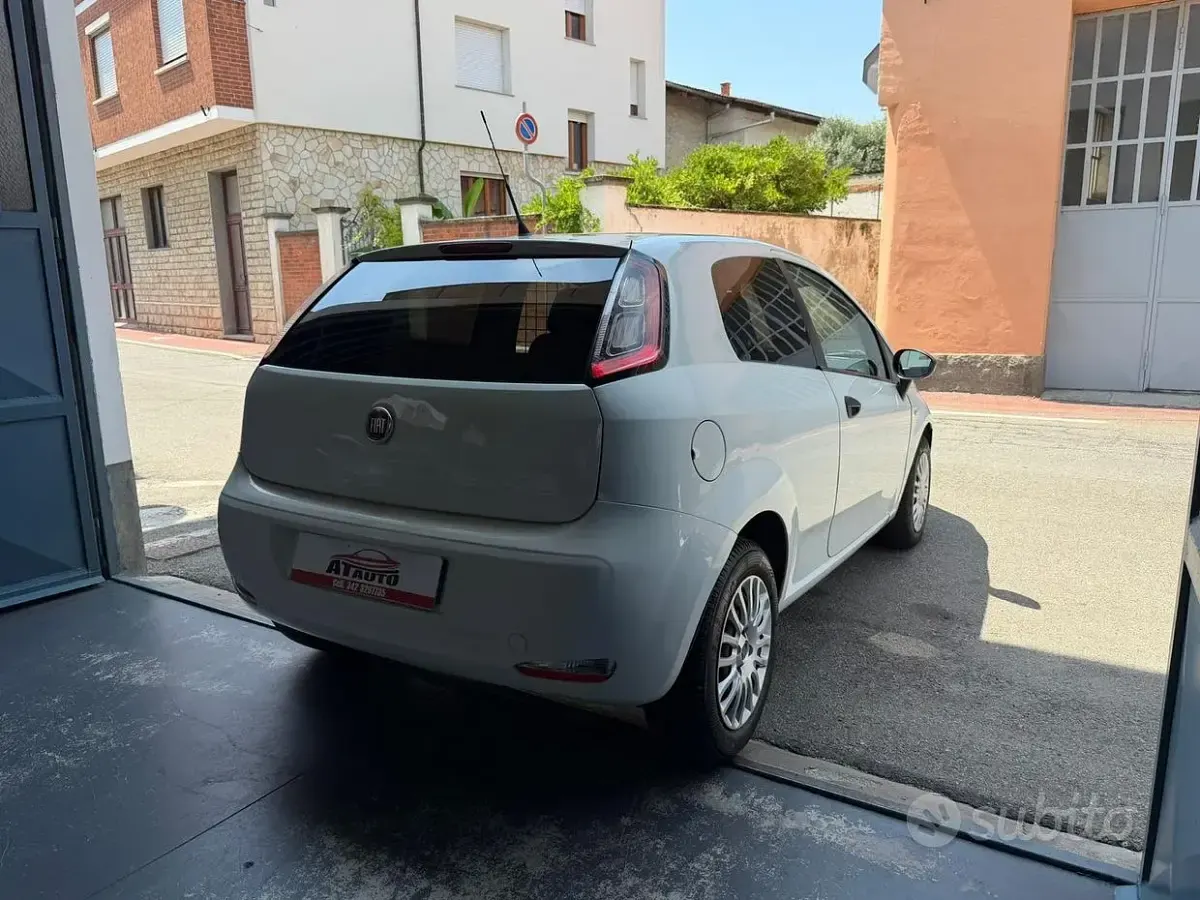 Usata Fiat Punto 75 CV (55 kW) 2014 Bianco Utilitaria