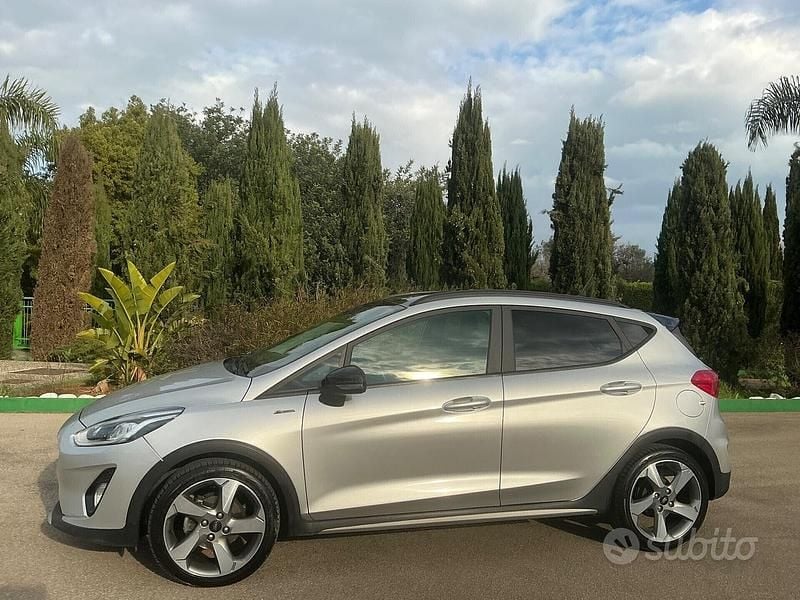 Usata Ford Fiesta Active 85 CV (62 kW) 2019 Grigio Utilitaria