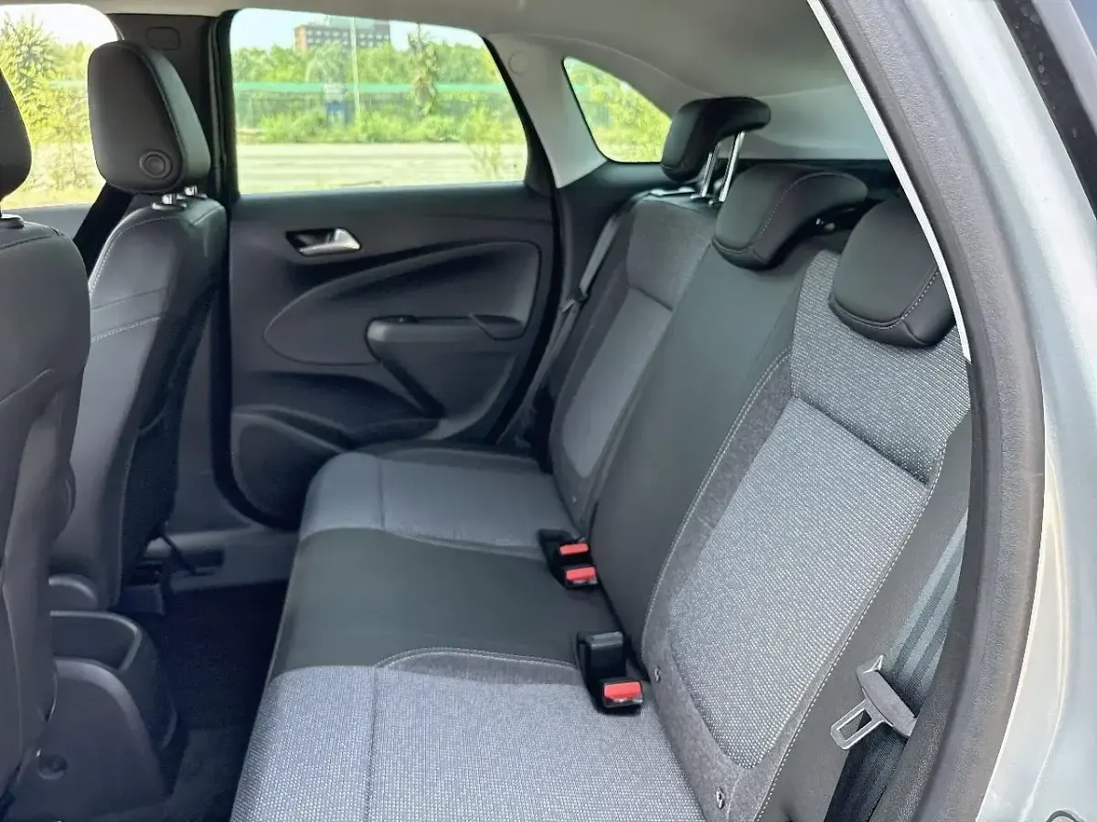Usata Opel Crossland Elegance 110 CV (80 kW) 2023 Grigio SUV