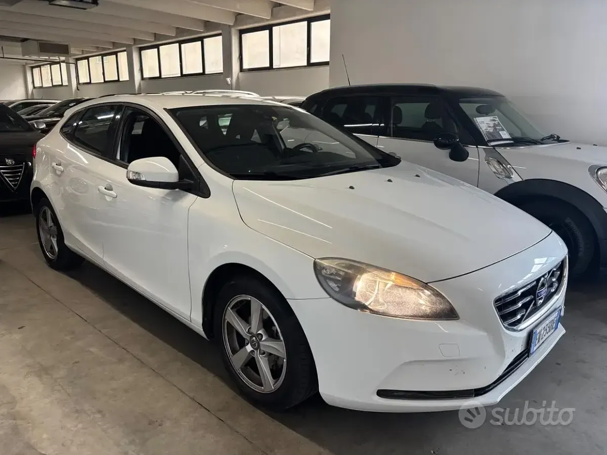 Usata Volvo V40 Summum 115 CV (84 kW) 2014 Bianco Berlina