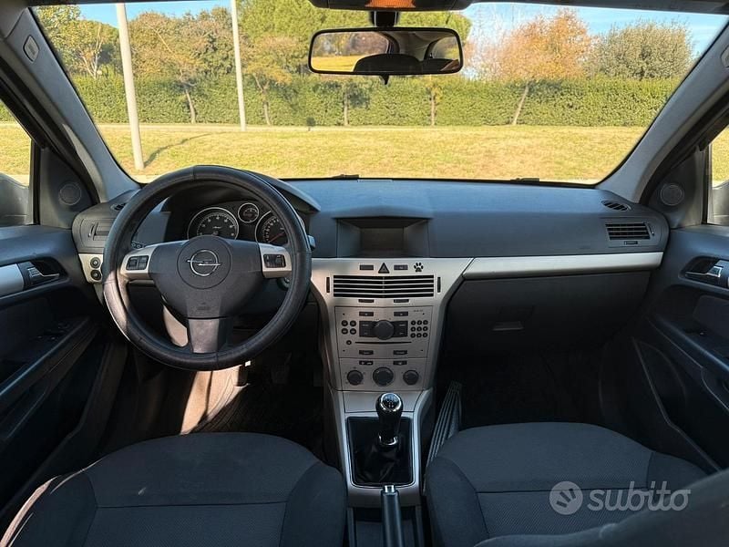 Käytetty Opel Astra 90 HP (66 kW) 2007 Musta Coupe - kaksiovinen