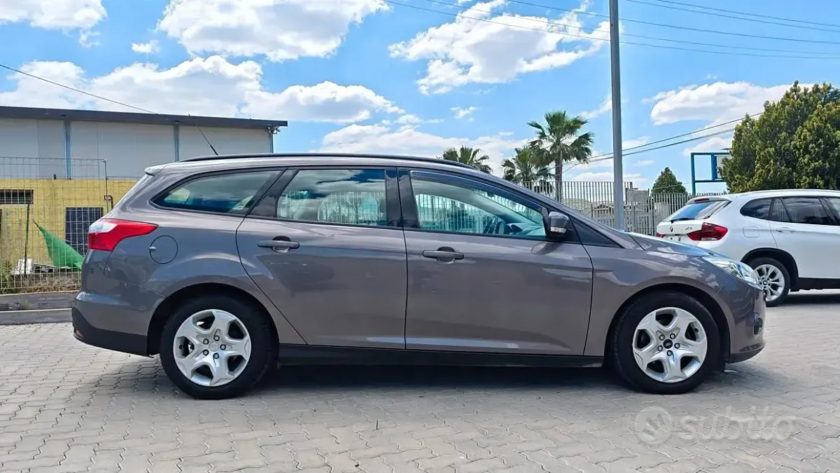 Usado Ford Focus 95 HP (69 kW) 2012 Cinzento Carrinha