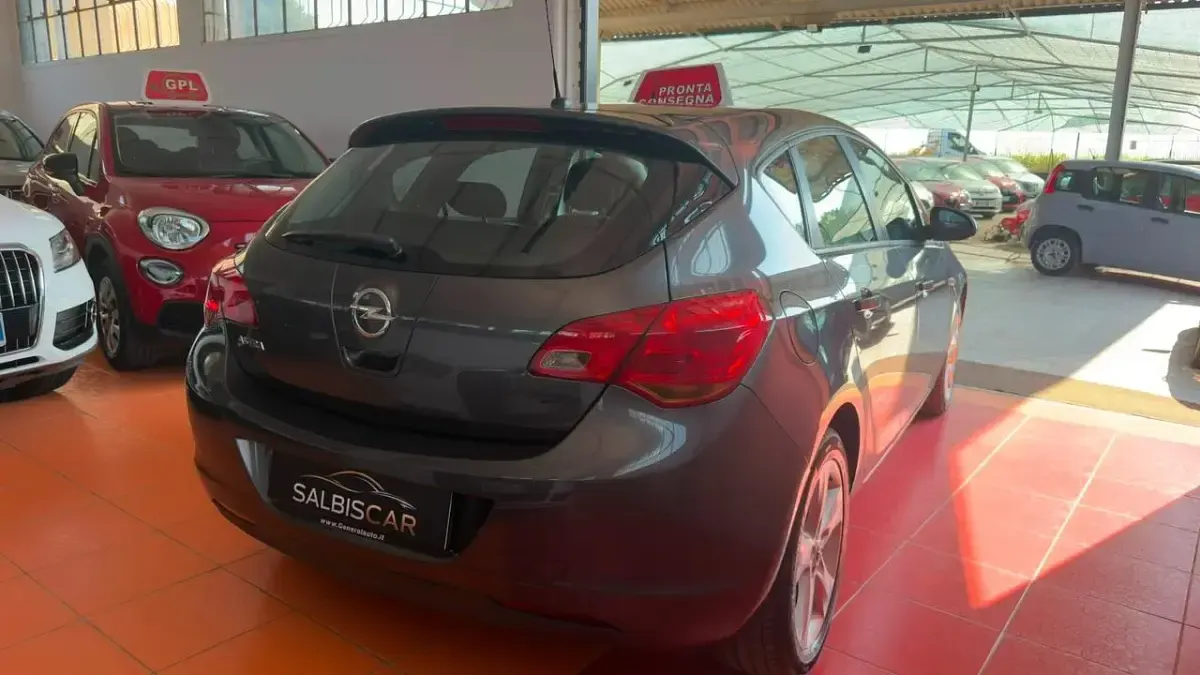 Usata Opel Astra Cosmo 100 CV (73 kW) 2010 Grigio Berlina