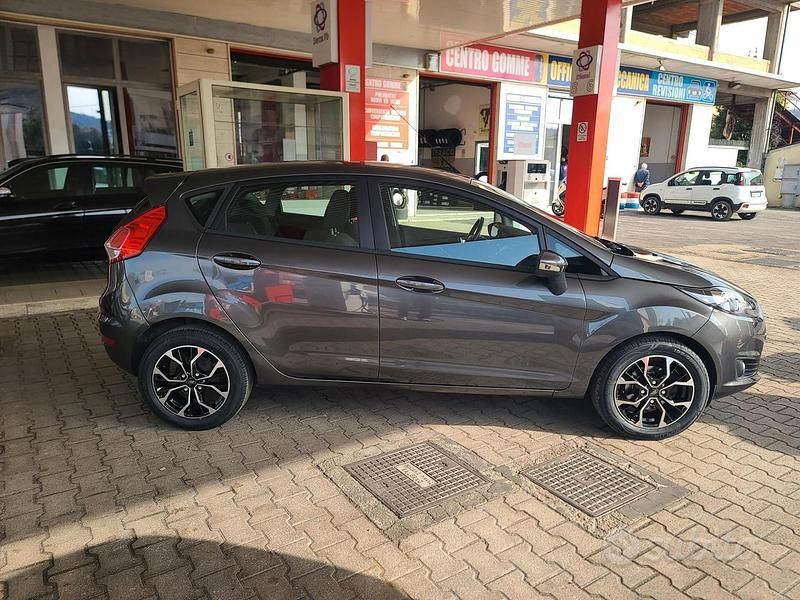 Usata Ford Fiesta 95 CV (69 kW) 2016 Grigio Berlina