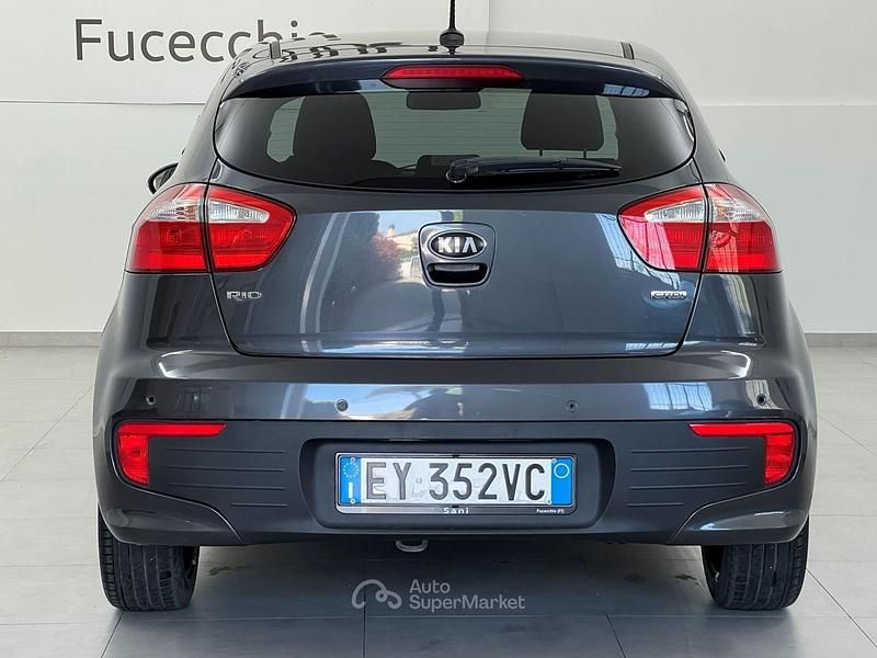 Usata Kia Rio Active 75 CV (55 kW) 2015 Grigio Berlina