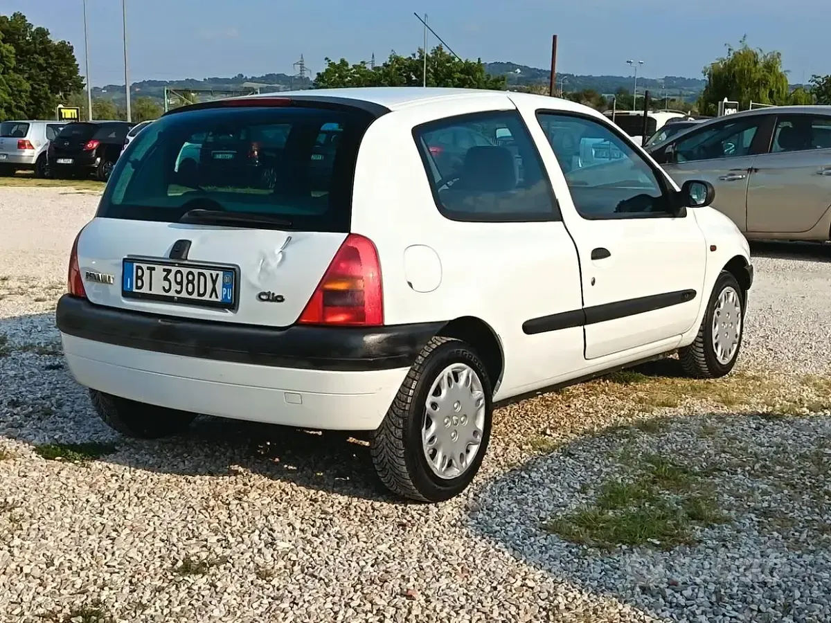Usata Renault Clio II 58 CV (42 kW) 2001 Bianco Berlina