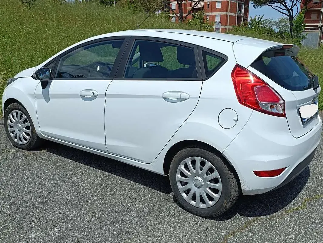 Usata Ford Fiesta 82 CV (60 kW) 2017 Bianco Utilitaria
