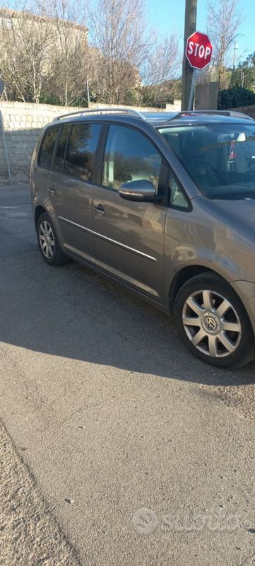 Marrone Usata 2009 VW Touran Monovolume | 7000 € (Molto cara) - Immagine 1/4
