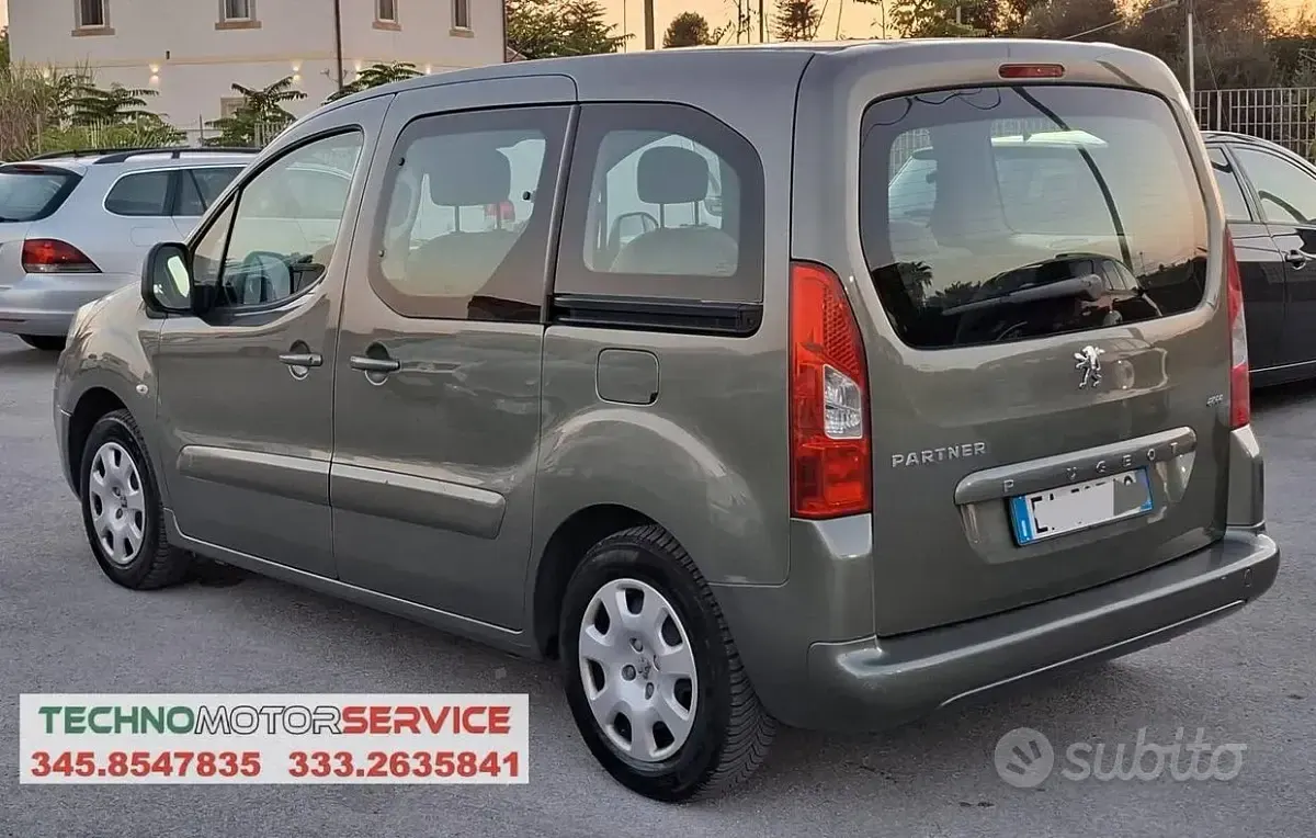 Usata Peugeot Partner Tepee 90 CV (66 kW) 2010 Grigio Monovolume