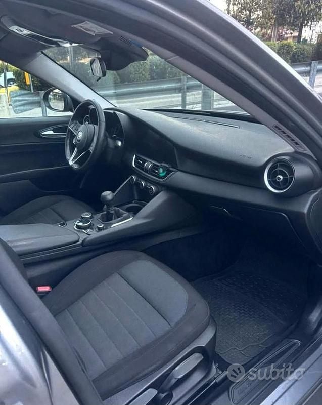 Usata Alfa Romeo Giulia 150 CV (110 kW) 2018 Grigio Berlina
