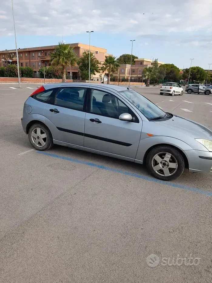 Usata Ford Focus 100 CV (73 kW) 2004 Grigio Berlina