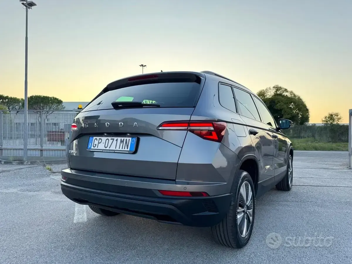 Usata Skoda Karoq Executive 116 CV (85 kW) 2023 Grigio SUV