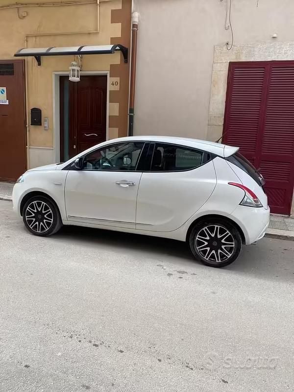 Usata Lancia Ypsilon 69 CV (50 kW) 2019 Bianco Utilitaria