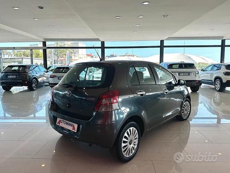 Usata Toyota Yaris Sol 90 CV (66 kW) 2010 Grigio Berlina
