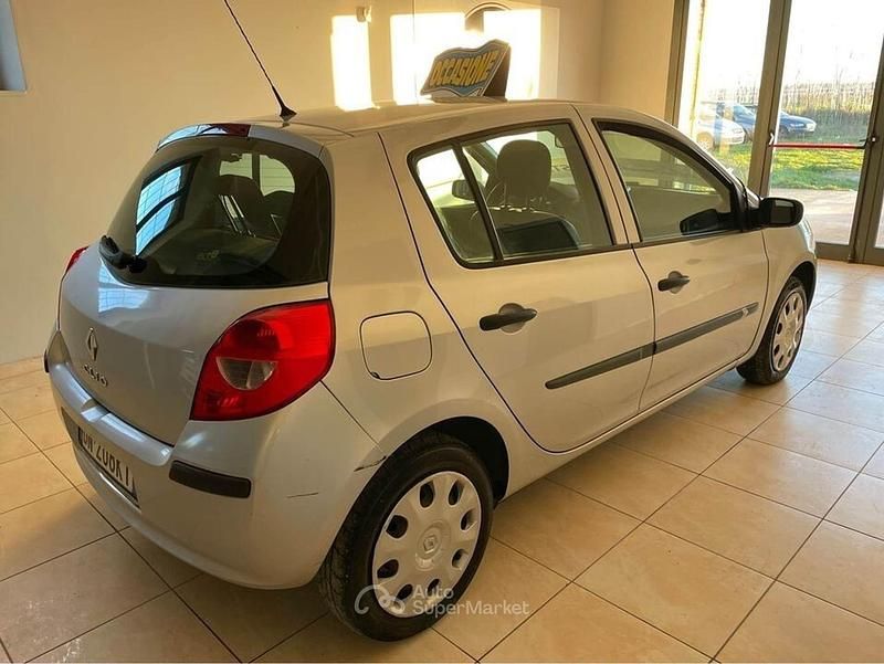 Usata Renault Clio II 75 CV (55 kW) 2008 Argento Berlina