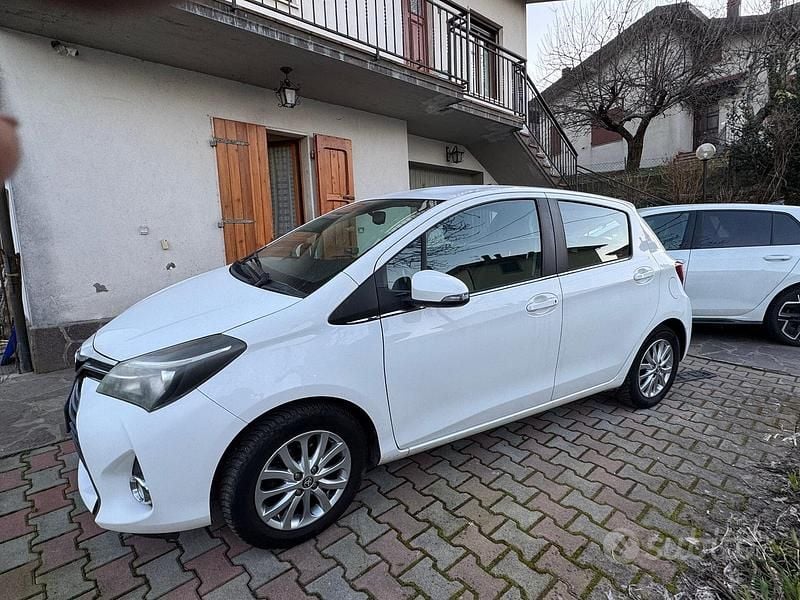 Usata Toyota Yaris Lounge 90 CV (66 kW) 2015 Bianco Utilitaria