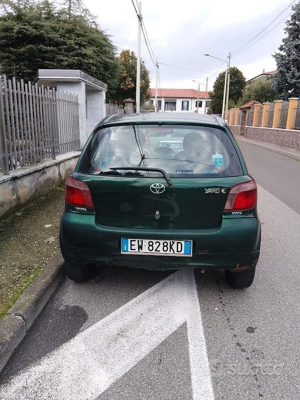 Usata Toyota Yaris 2000 Berlina