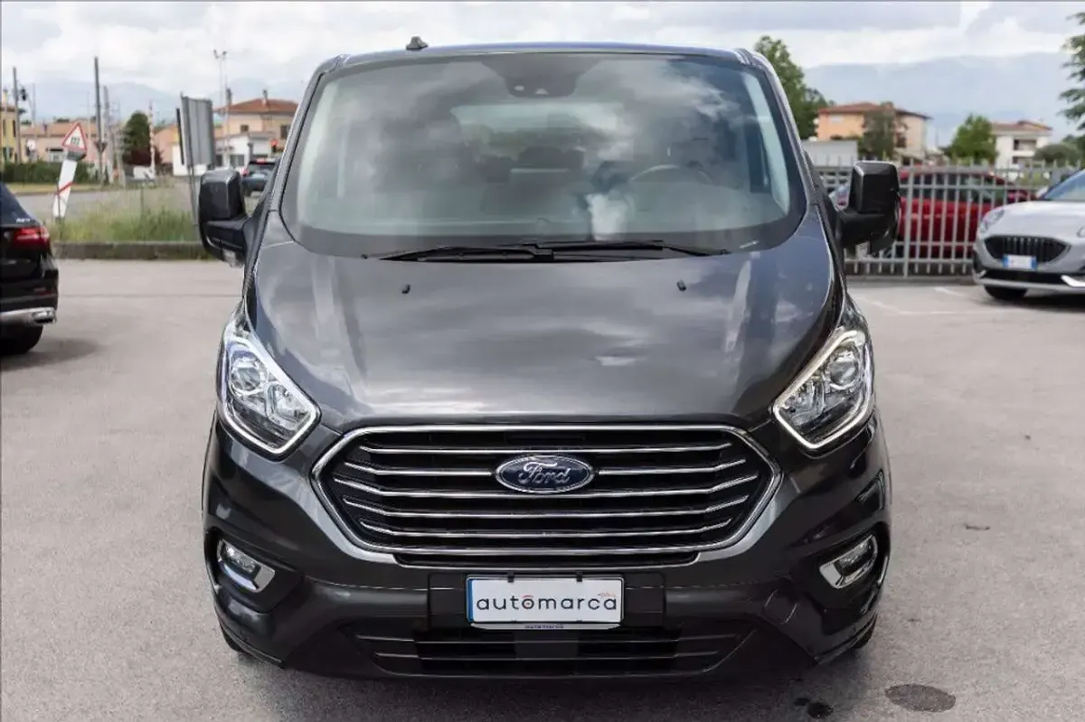 Usata Ford Tourneo Titanium 131 CV (96 kW) 2022 Grigio metallizzato