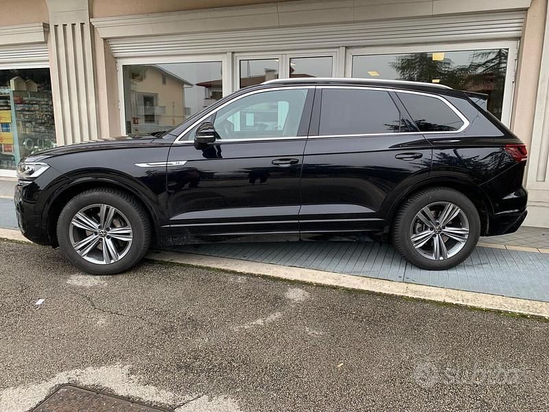 Usata VW Touareg R 231 CV (169 kW) 2021 Nero SUV