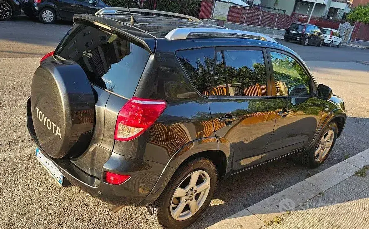 Usata Toyota RAV4 177 CV (130 kW) 2007 Grigio SUV