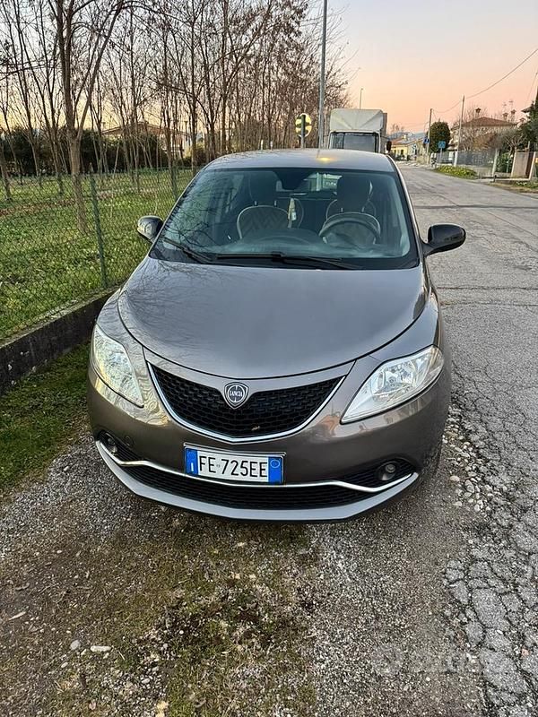 Usata Lancia Ypsilon Gold 95 CV (69 kW) 2016 Grigio Utilitaria