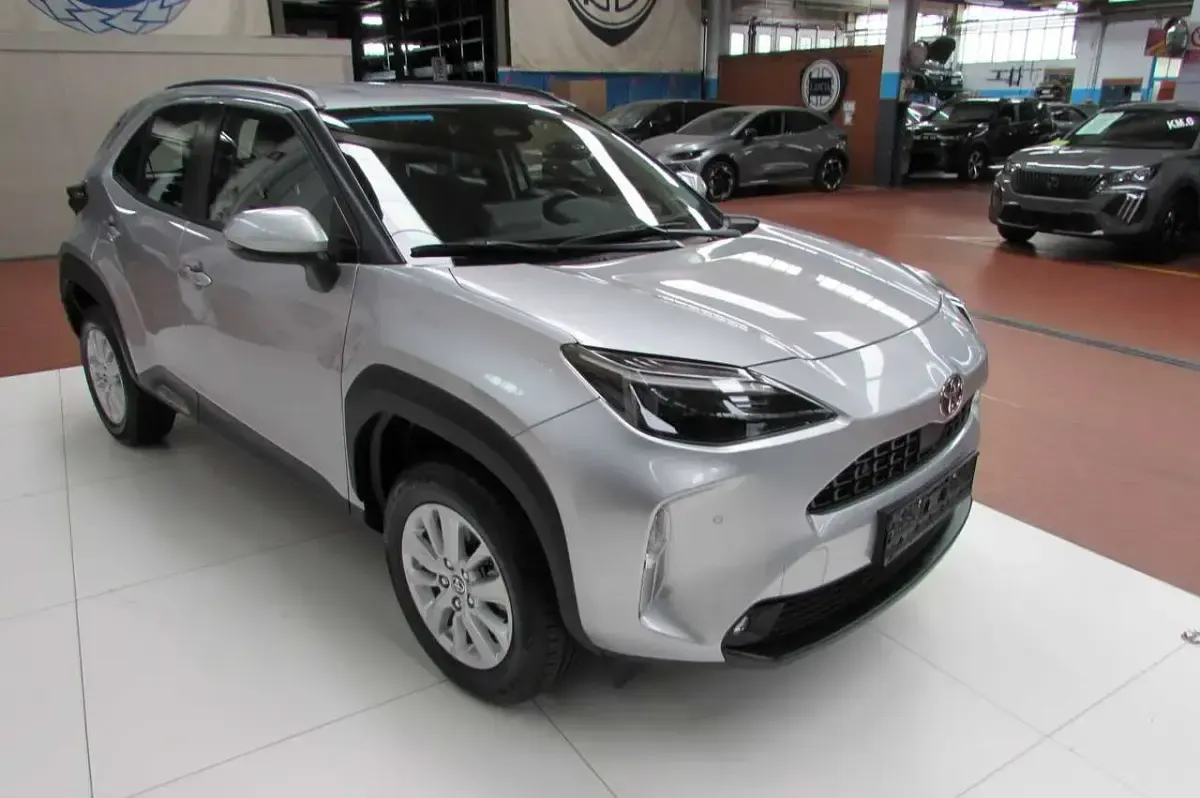 Usata Toyota Yaris Cross Active 92 CV (67 kW) 2025 Argento SUV