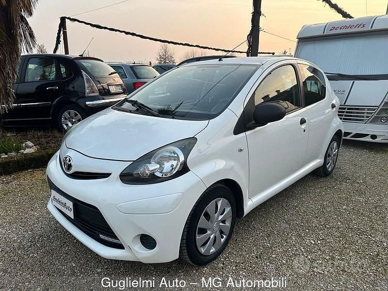 Usata Toyota Aygo Lounge 68 CV (50 kW) 2012 Nessuno Utilitaria