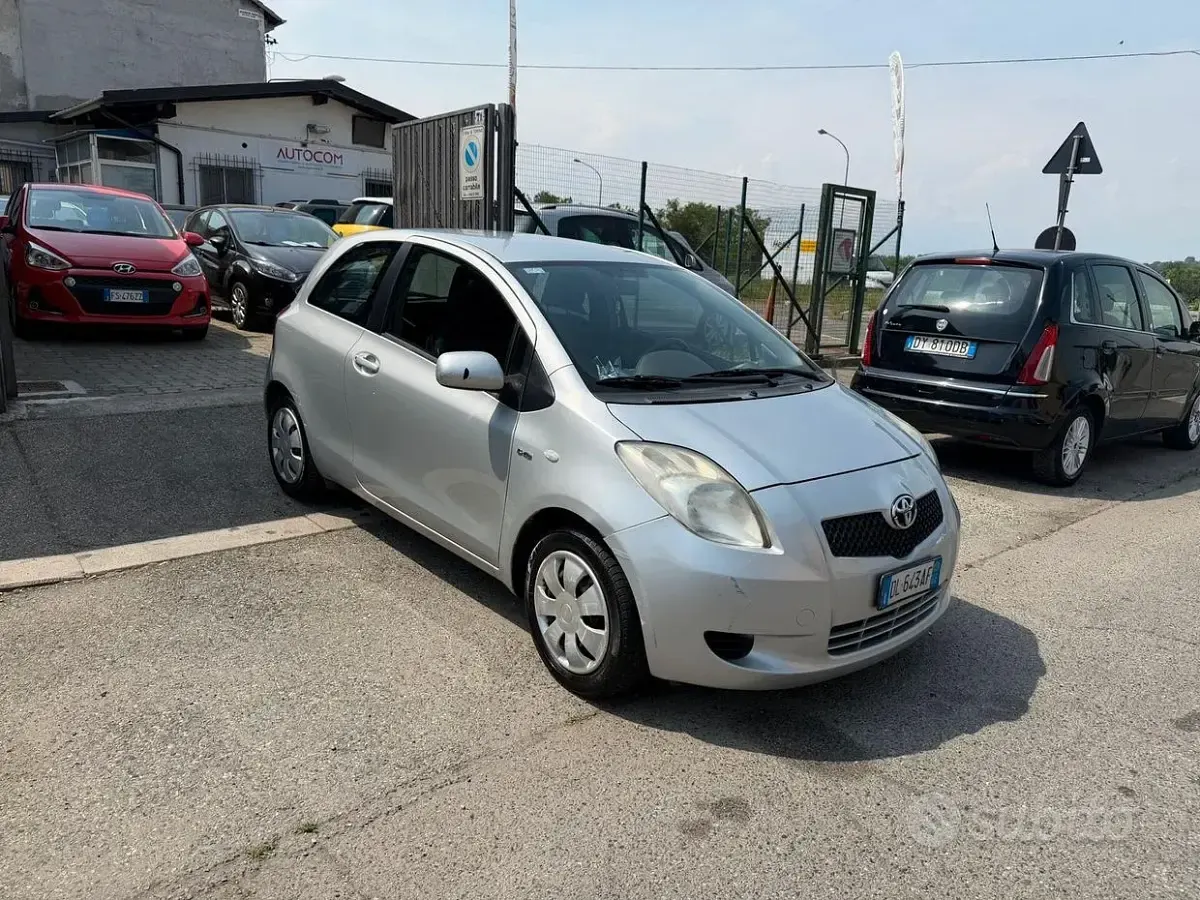 Usata Toyota Yaris 90 CV (66 kW) 2007 Grigio Utilitaria