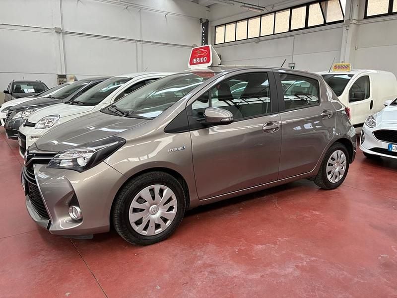 Usata Toyota Yaris Hybrid Style 74 CV (54 kW) 2014 Grigio Berlina