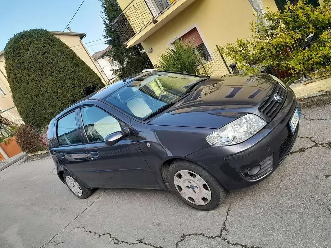 Usata Fiat Punto 69 CV (50 kW) 2004 Grigio Utilitaria