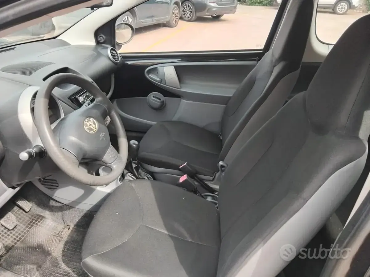 Käytetty Peugeot 107 68 HP (50 kW) 2012 Musta Viistoperä