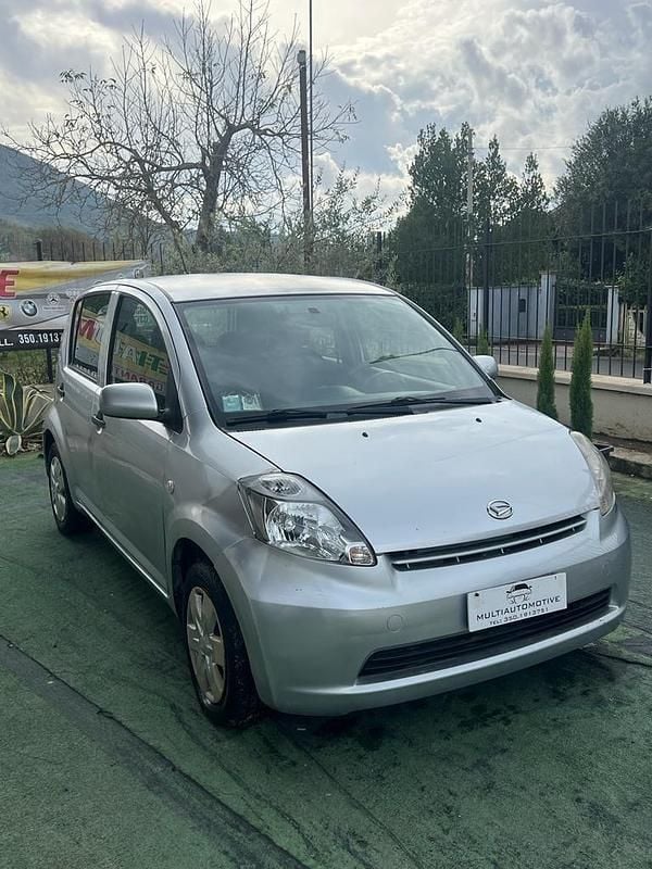 Usata Daihatsu Sirion 69 CV (50 kW) 2008 Grigio Utilitaria
