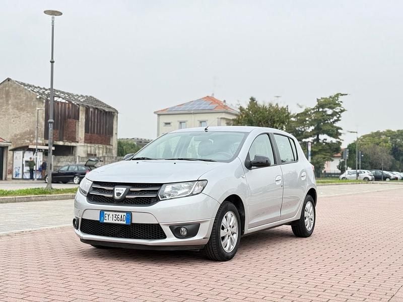 Grigio Usata 2015 Dacia Sandero Tre volumi | 4600 € (Super prezzo) - Immagine 1/4