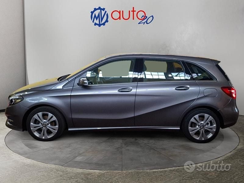 Usata Mercedes B180 109 CV (80 kW) 2017 Grigio Monovolume