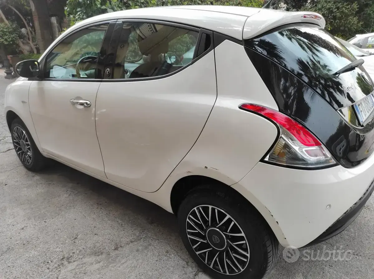 Usata Lancia Ypsilon 80 CV (58 kW) 2016 Bianco Utilitaria