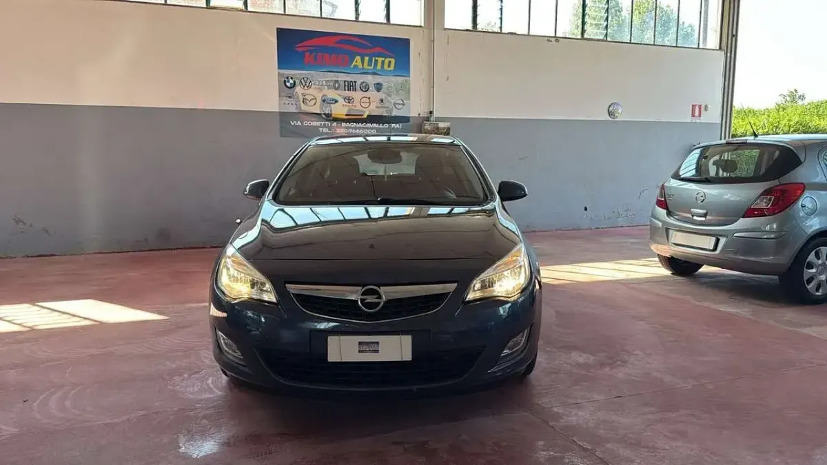 Usata Opel Astra 101 CV (74 kW) 2011 Bluazzurro Berlina