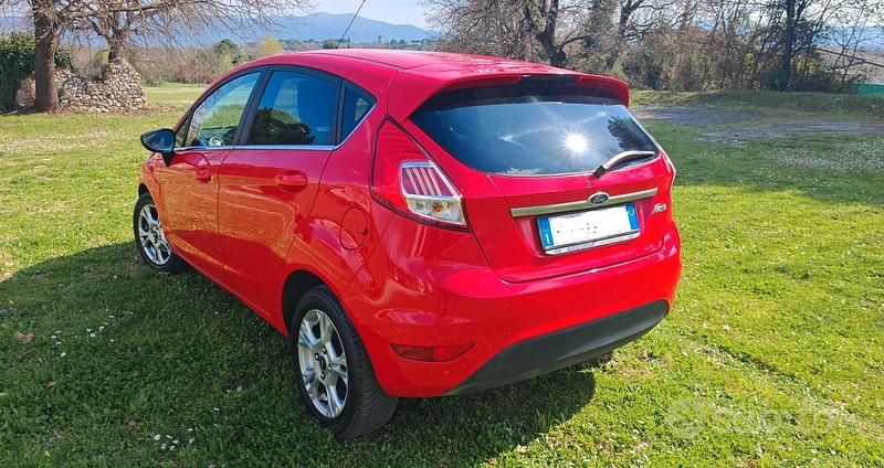 Usata Ford Fiesta 92 CV (67 kW) 2016 Rosso Berlina