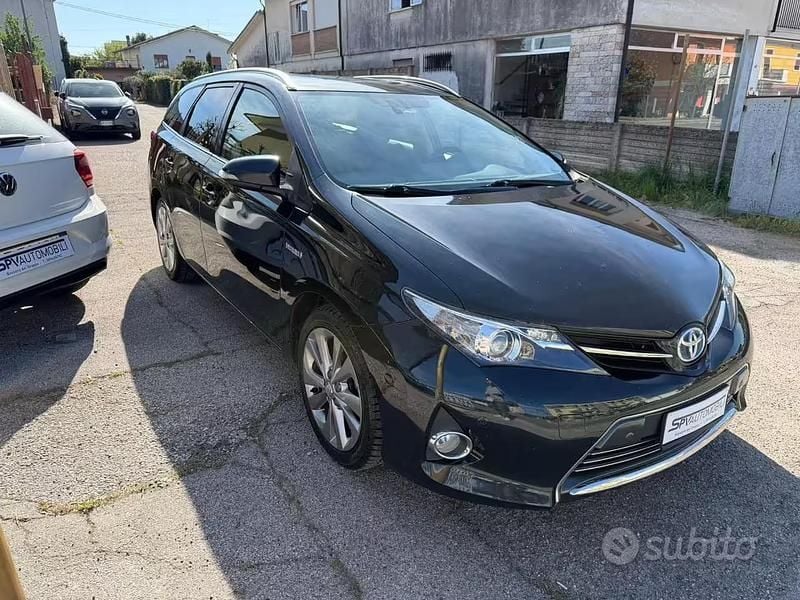 Usata Toyota Auris Touring Sports Active 99 CV (72 kW) 2015 Blu Station wagon