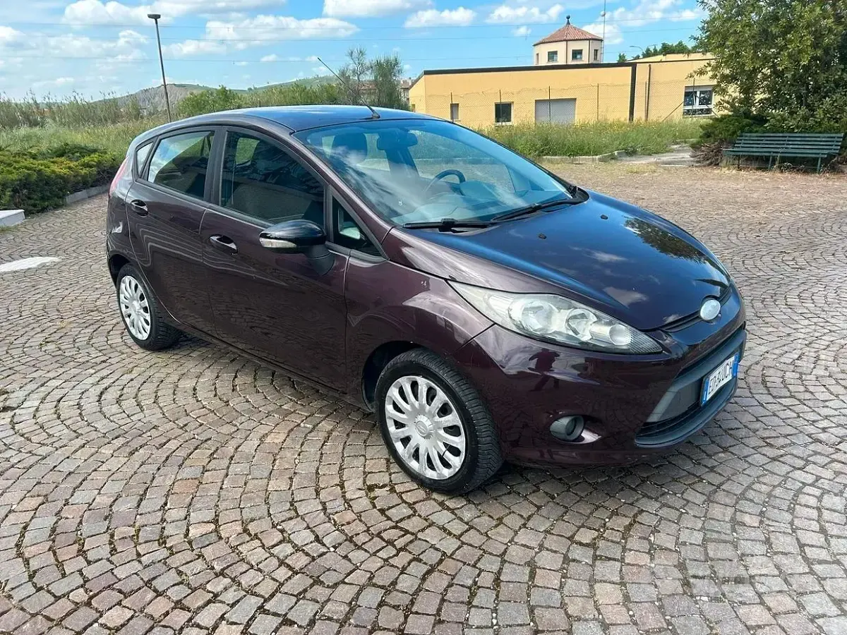 Usata Ford Fiesta Ghia 68 CV (50 kW) 2010 Grigio Berlina