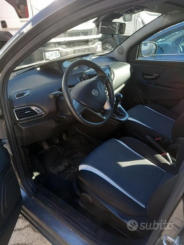 Usata Lancia Ypsilon 86 CV (63 kW) 2014 Grigio Utilitaria