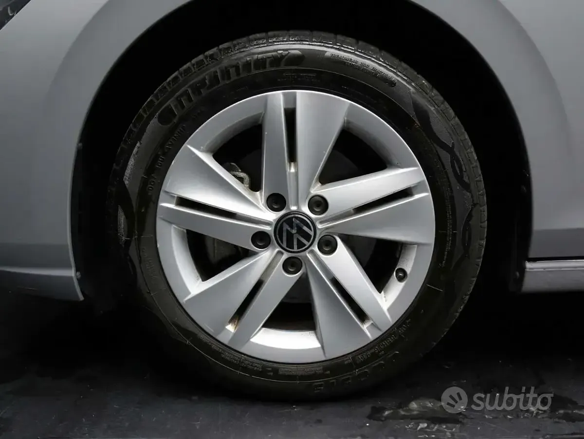 Usata VW Golf VIII Life 116 CV (85 kW) 2024 Grigio pastello Berlina