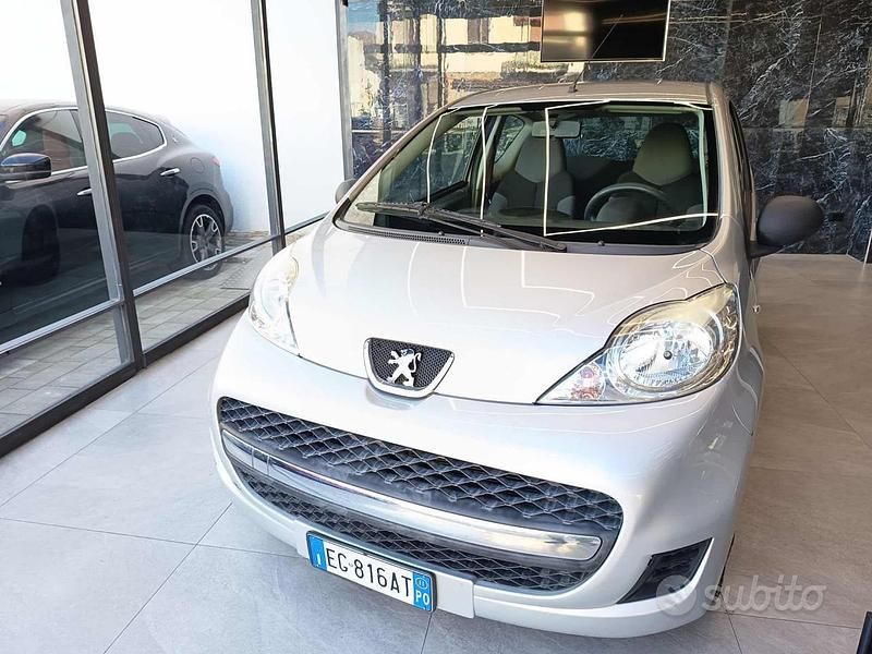 Usata Peugeot 107 Access 68 CV (50 kW) 2011 Grigio Utilitaria