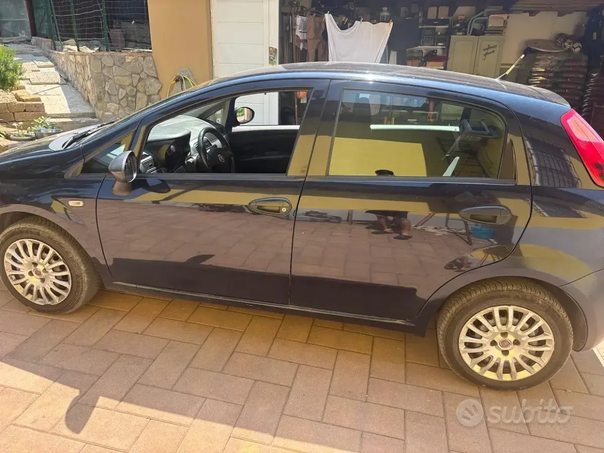 Usata Fiat Grande Punto 75 CV (55 kW) 2011 Bluazzurro Utilitaria