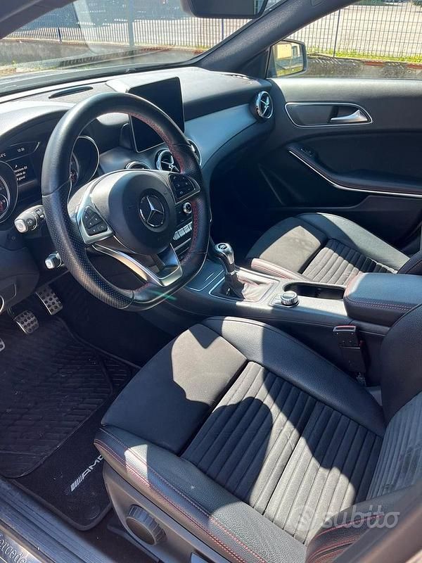 Usata Mercedes GLA200 Premium 156 CV (114 kW) 2019 Grigio SUV