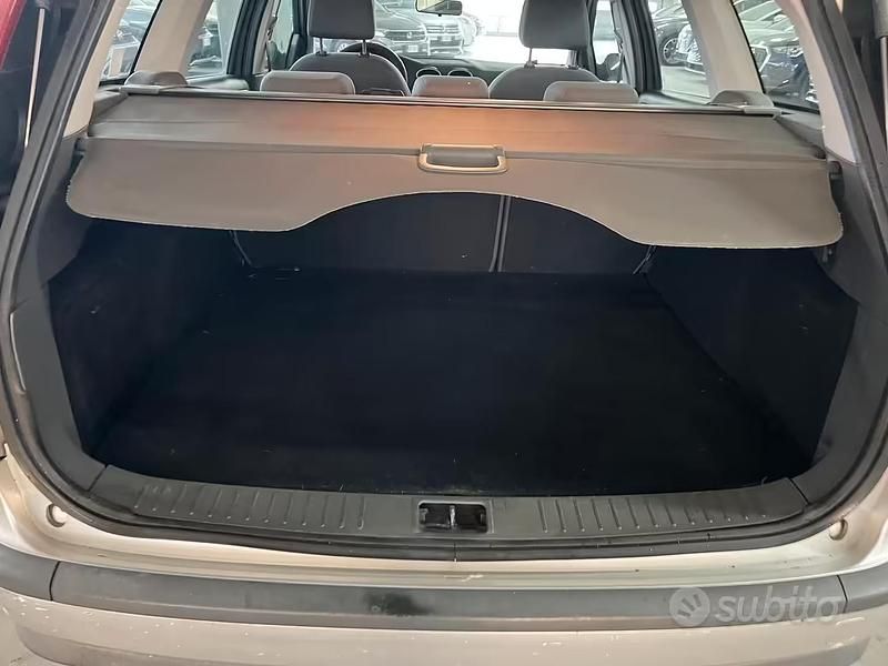 Usata Ford Focus 115 CV (84 kW) 2004 Grigio Station wagon