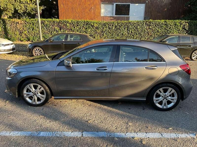 Grigio Usata 2018 Mercedes A180 Tre volumi | 16.500 € (Buon prezzo) - Immagine 1/4
